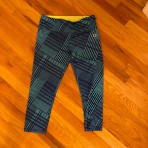 Athletic leggings capris